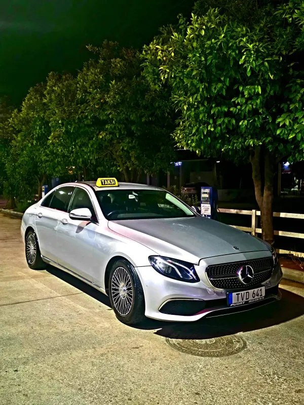 Gece hizmet veren Mercedes taksi, Kuzey Kıbrıs