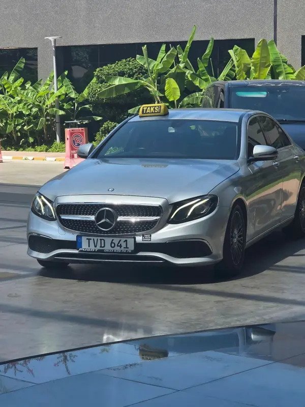 Otel önünde Mercedes E-Class VIP taksi