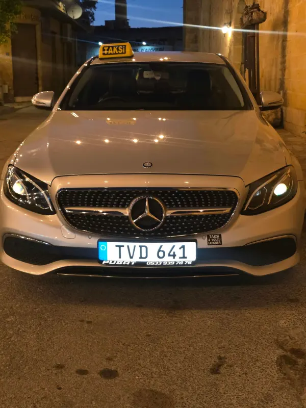Lefkoşa surlariçi tarihi sokakta Mercedes taksi