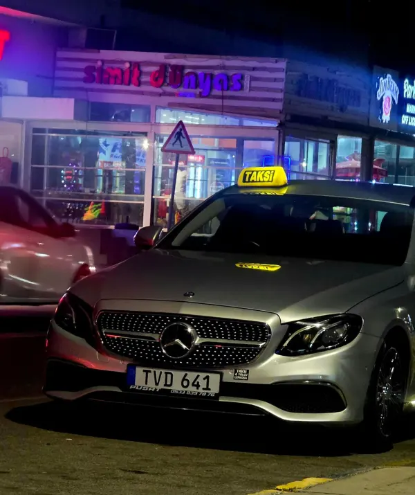 Lefkoşa'da gece, tepe lambası yanan Mercedes taksi
