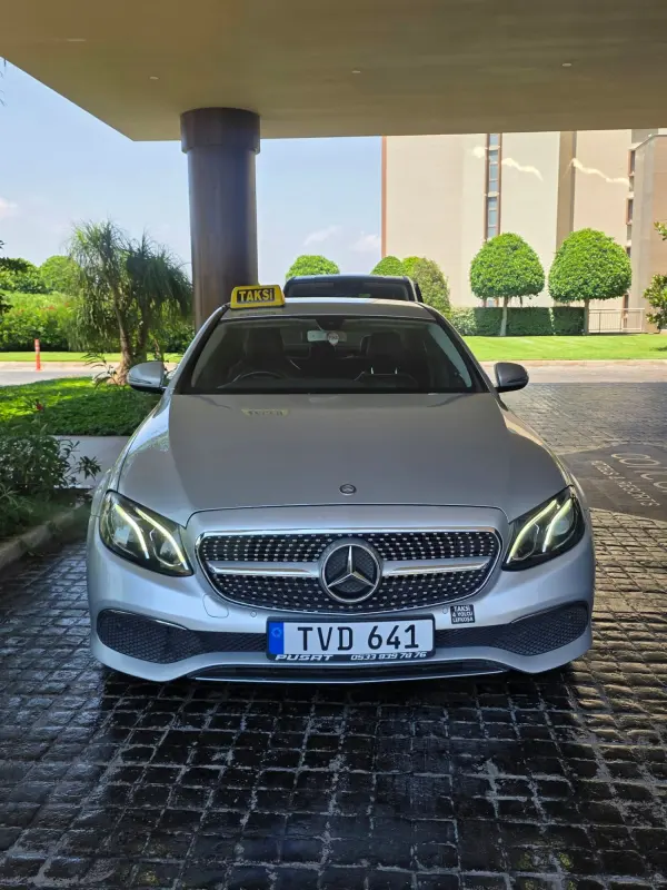 Otel girişinde bekleyen Mercedes taksi, otel transferi